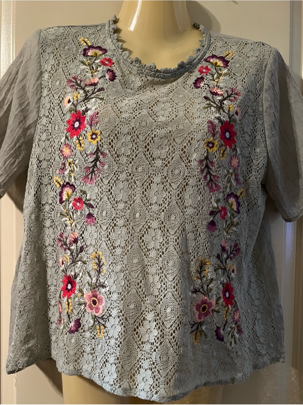 Embroidered Lace Floral Short-Sleeve Top from Umgee- Sea Foam Color, Size Small